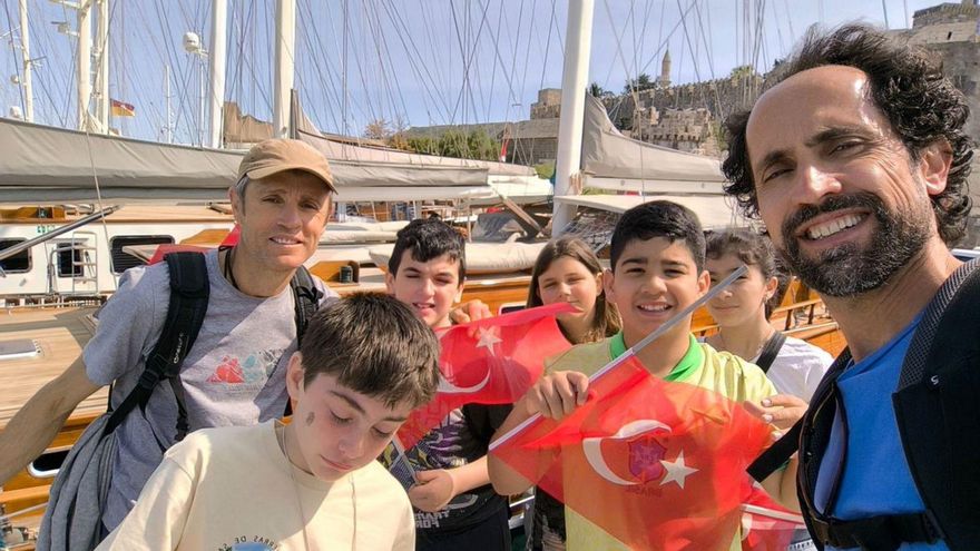 Los cinco alumnos sayagueses con sus profesores camino de la isla de Cos. | CEDIDA