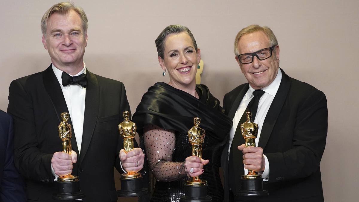 Christopher Nolan y los productores Emma Thomas y Charles Roven, con los premios de 'Oppenheimer'