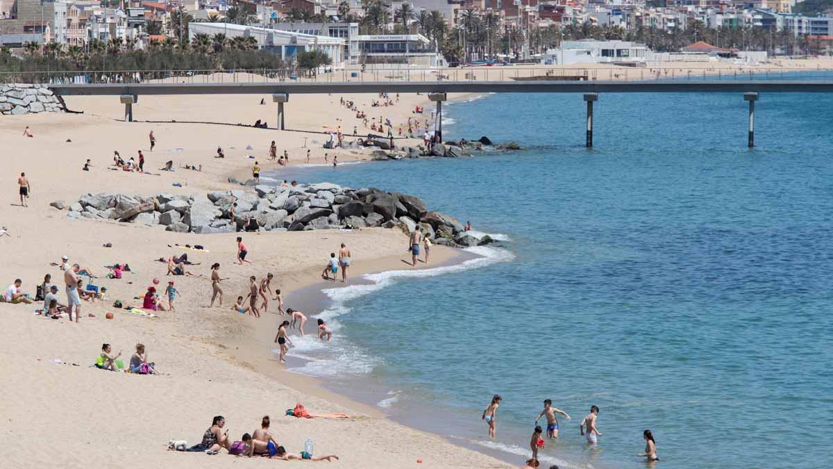 Ecologistas en acción otorga 48 banderas negras a las playas españolas más contaminadas. En la foto, la playa de Badalona, mencionada en el informe por su deficiente depuración de las aguas.