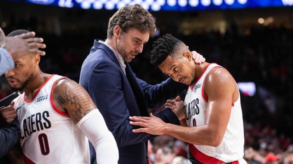 Pau Gasol alienta a CJ McCollum durante un partido de los Portland Trail Blazers