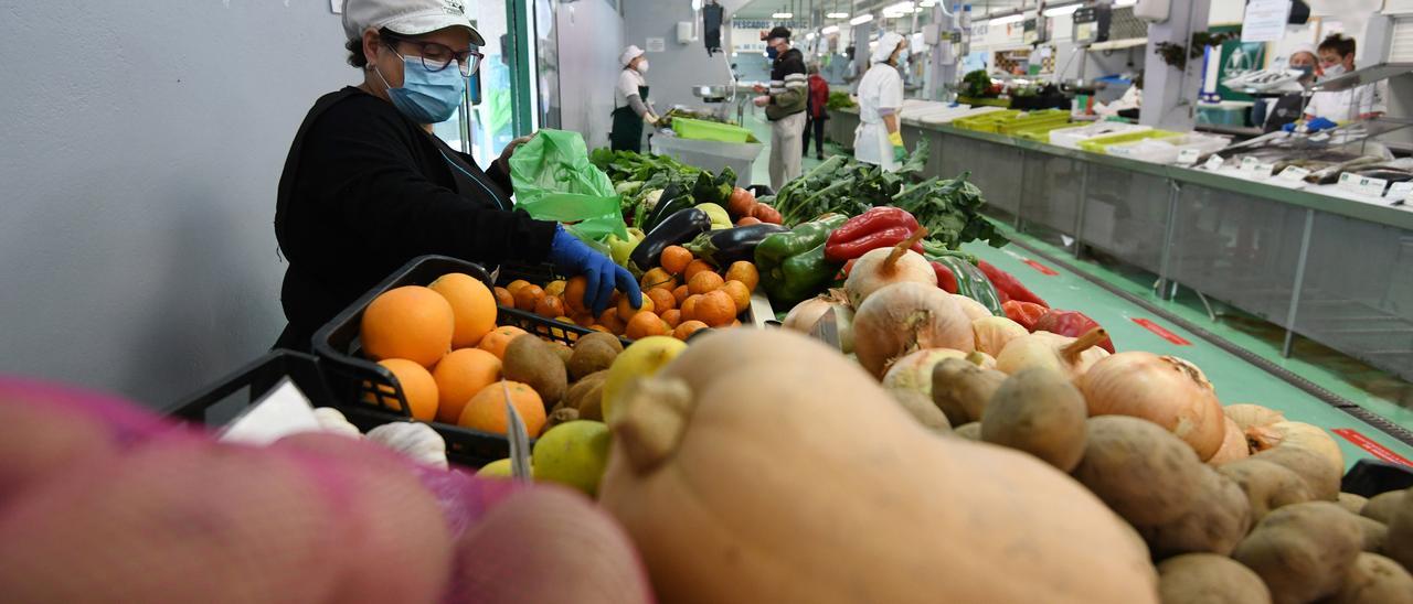 Puesto de verduras y hortalizas en la plaza.