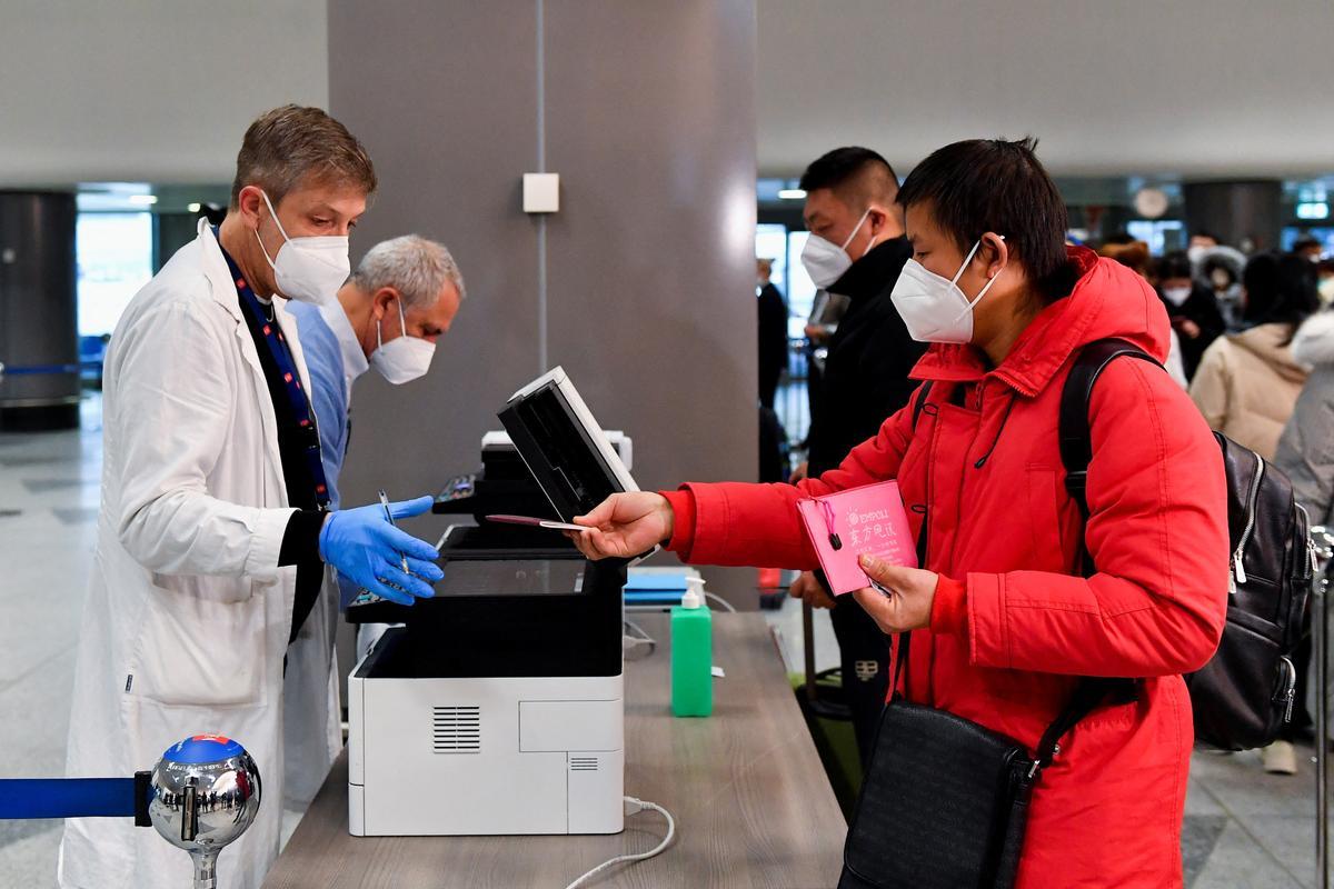 Controles para pasajeros procedentes de China en el aeropuerto de Malpensa, en Milán.