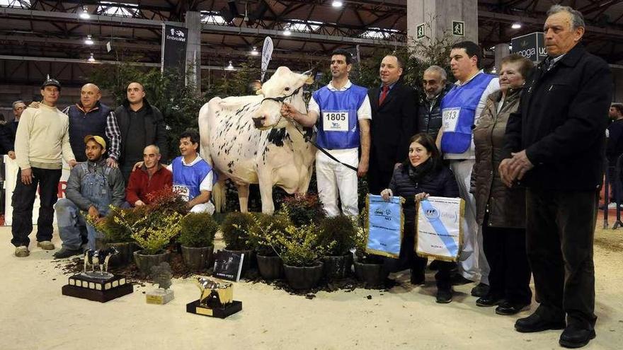 Dueños y personal de Blanco, junto a &#039;Asia ET&#039;, Gran Campeona de Gandagro 2017. // Bernabé/Javier Lalín