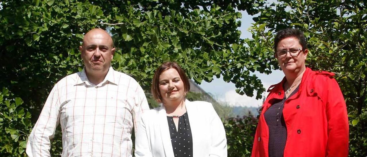 De izquierda a derecha, Antonio Azcoitia, Alicia Suárez y Esperanza de la Torre, en el parque de Llamaquique (Oviedo).