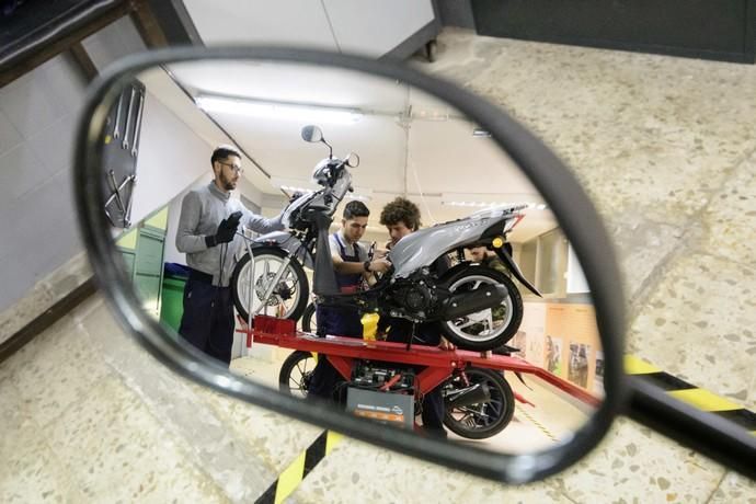 Reportaje IES Cruz de Piedra sobre taller motocicletas, novedad curso 2018/2019  | 25/04/2019 | Fotógrafo: Tony Hernández