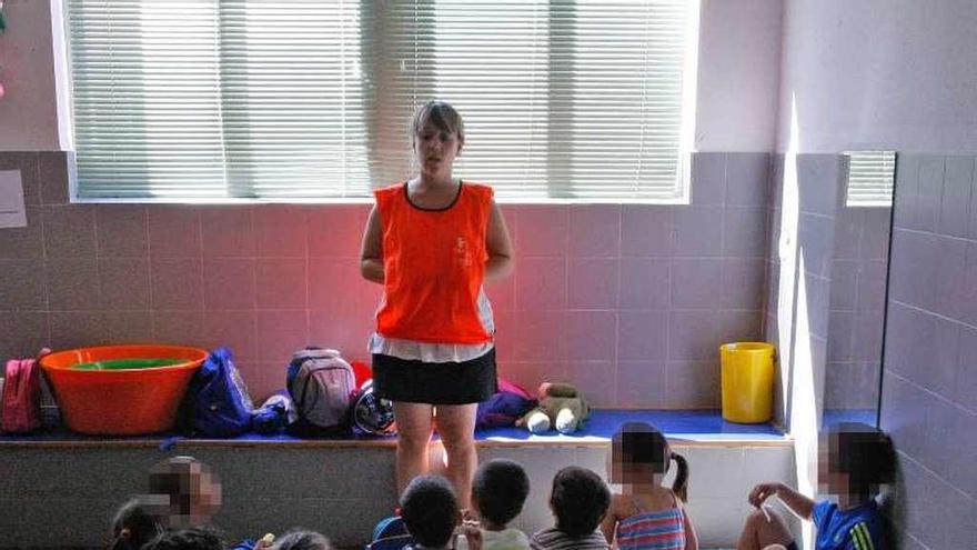 Un grupo de niños atiende a su monitora.