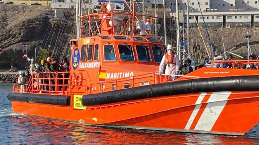 Rescatan a 68 migrantes en una lancha neumática a 20 kilómetros de Fuerteventura