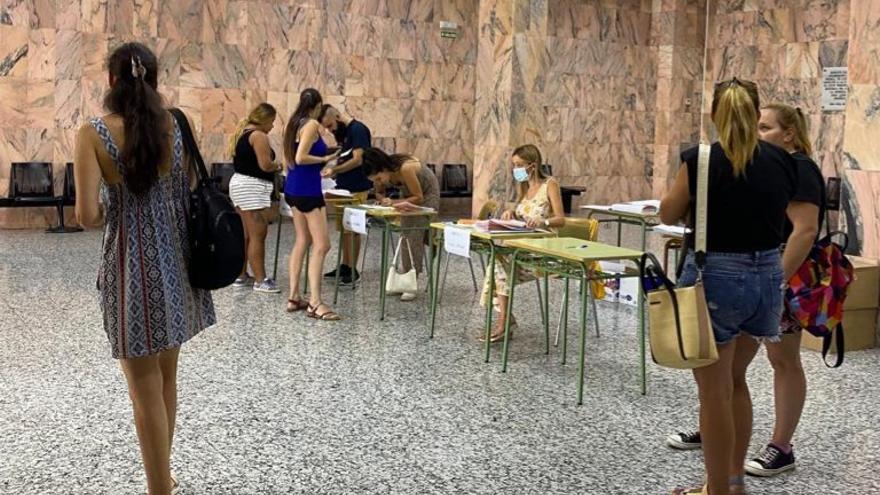 Riba-roja reparte 1.719 cheques por un total de 115.000 euros para material escolar