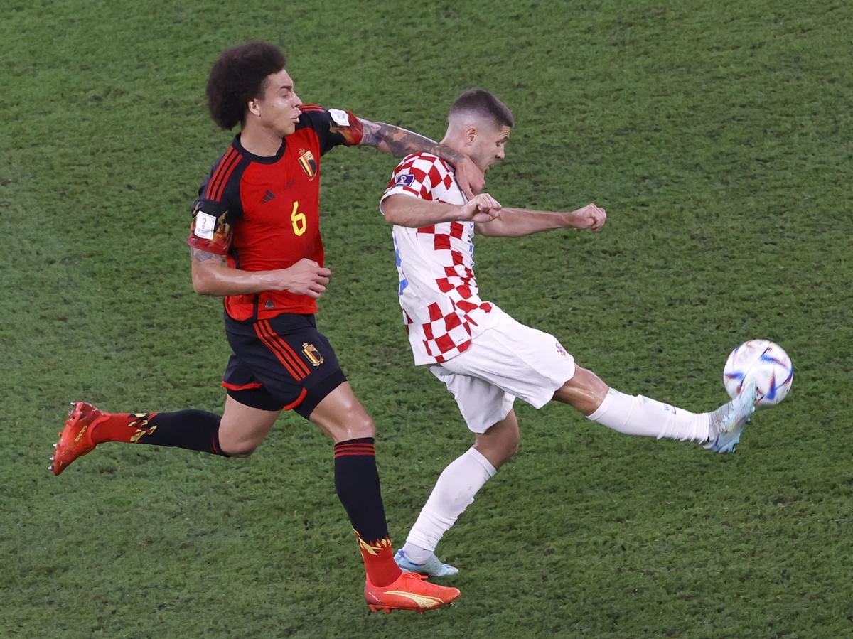 Doha (Qatar), 01/12/2022.- Andrej Kramaric (R) of Croatia in action against Axel Witsel of Belgium during the FIFA World Cup 2022 group F soccer match between Croatia and Belgium at Ahmad bin Ali Stadium in Doha, Qatar, 01 December 2022. (Mundial de Fútbol, Bélgica, Croacia, Catar) EFE/EPA/Rolex dela Pena