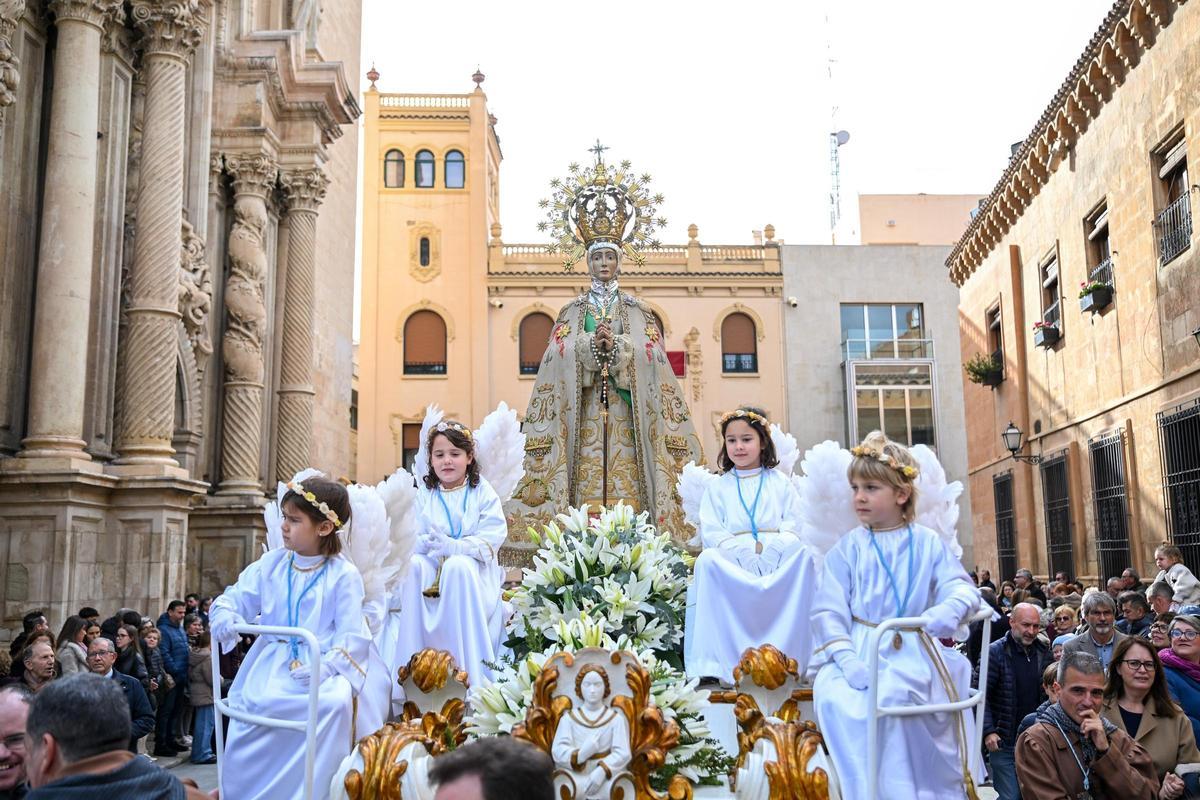 La procesión de la patrona de Elche en el 'Trono dels Angelets', en imágenes