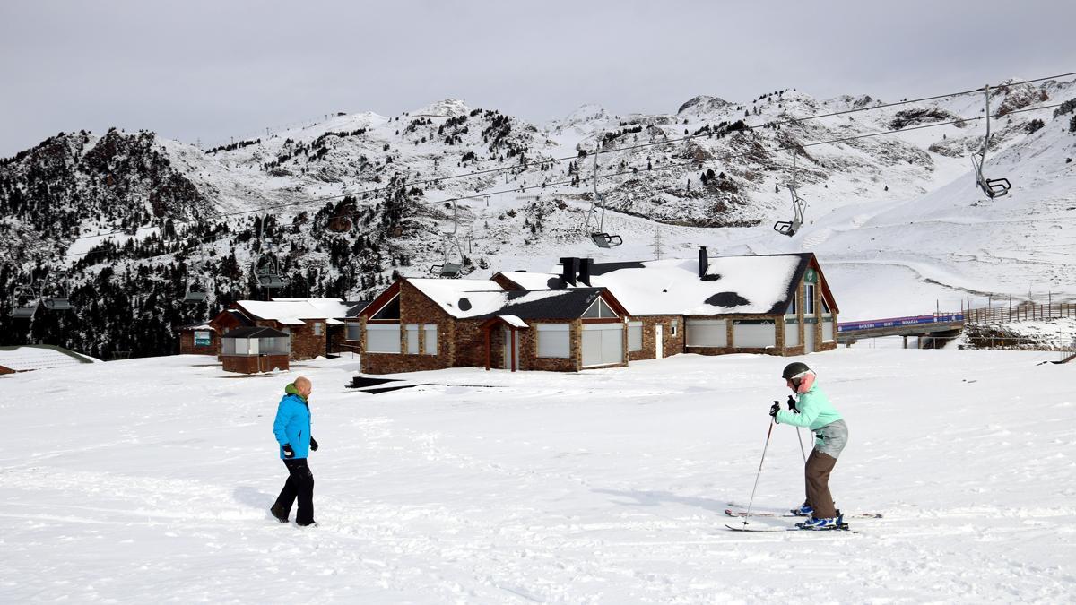 La nieve tiñe de blanco las estaciones de esquí del Pirineo. Una pareja esquía en la Bonaigua