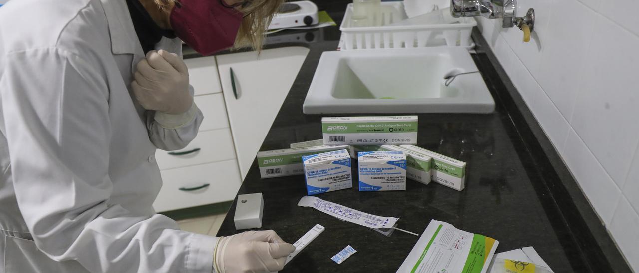 Una farmacéutica hace un test de antígenos de covid-19.