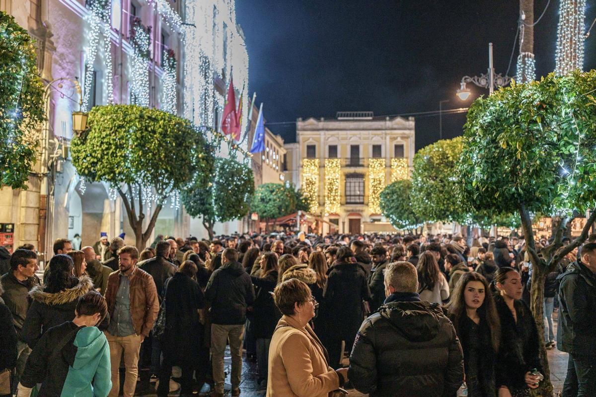 Miles de personas llenaron la plaza de España.