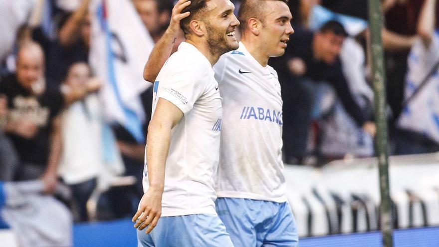 Lucas Pérez celebra junto a Iago Aspas el último gol anotado por Galicia en el amistoso de 2016 ante Venezuela. |  // 13FOTOS