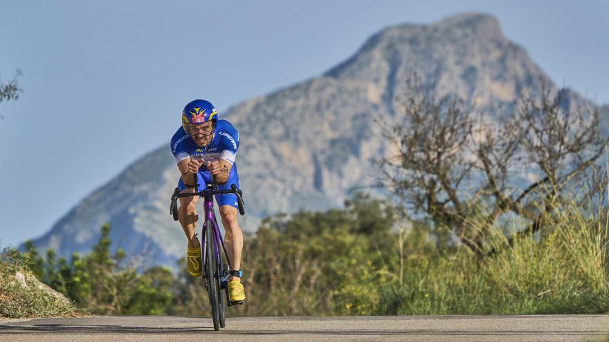 Más de 1.500 triatletas disputan el triatlón Challenge Peguera Mallorca