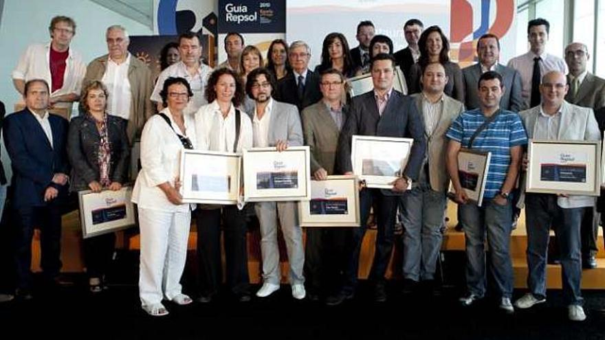 Imagen de los premiados, con Quique Dacosta en el centro.