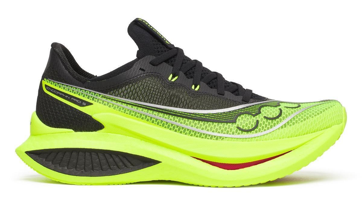 Saucony actualiza su zapatilla más competitiva con placa de carbono mejorado y doble espuma