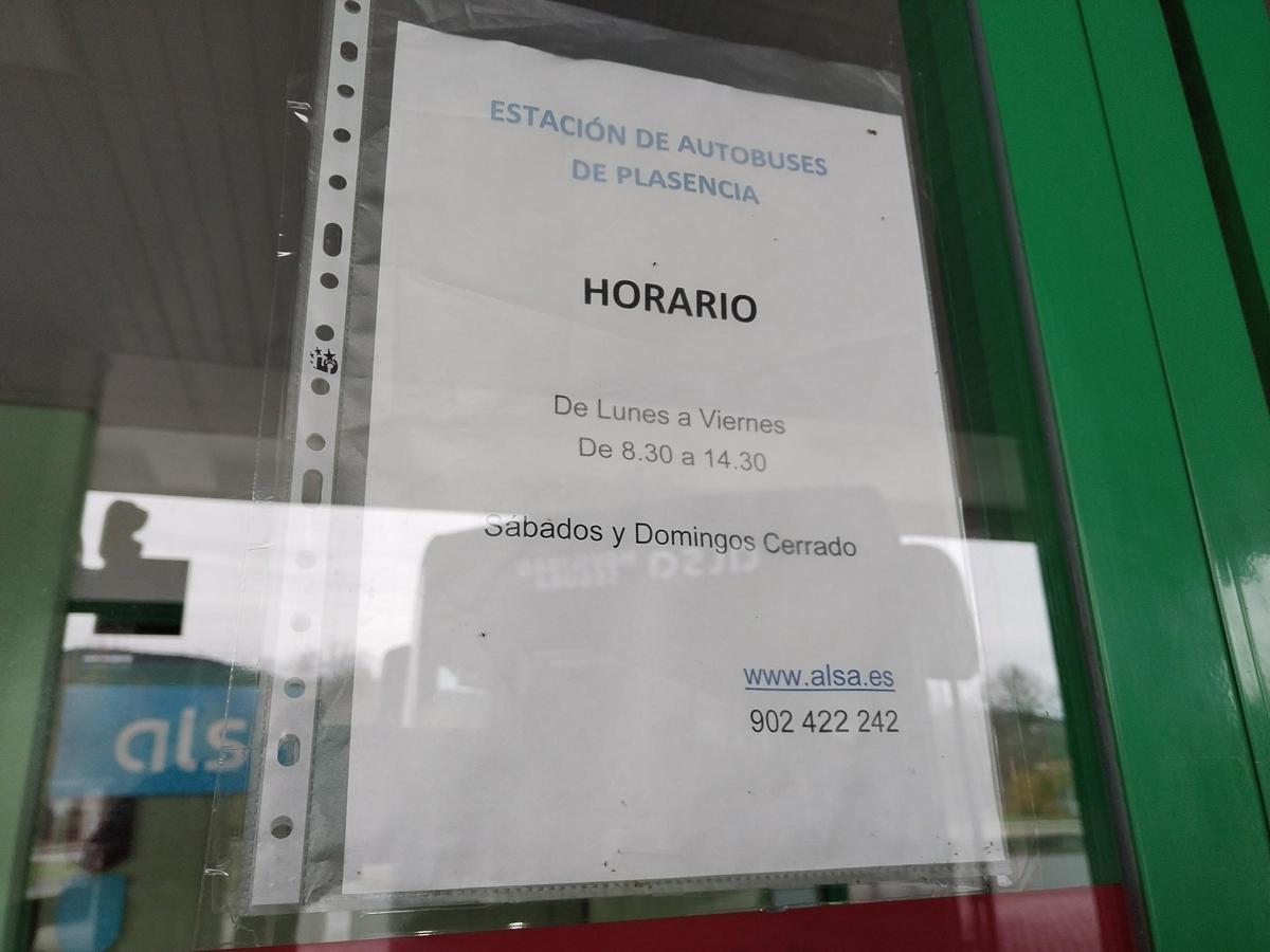 Cartel con los horarios de la estación de autobuses de Plasencia.