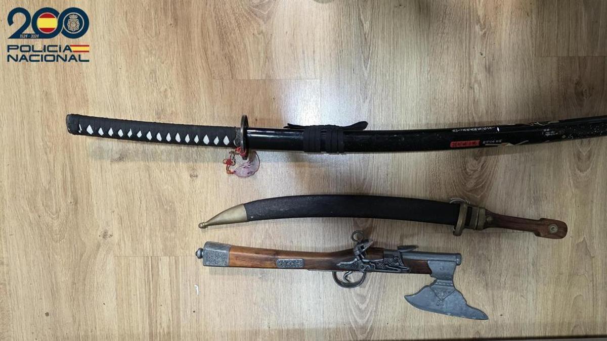 Cuatro detenidos por amenazar con un hacha y una catana a los inquilinos de un piso de Palma para que pagaran más Cuatro detenidos por amenazar con un hacha y una catana a los inquilinos de un piso de Palma para que pagaran más