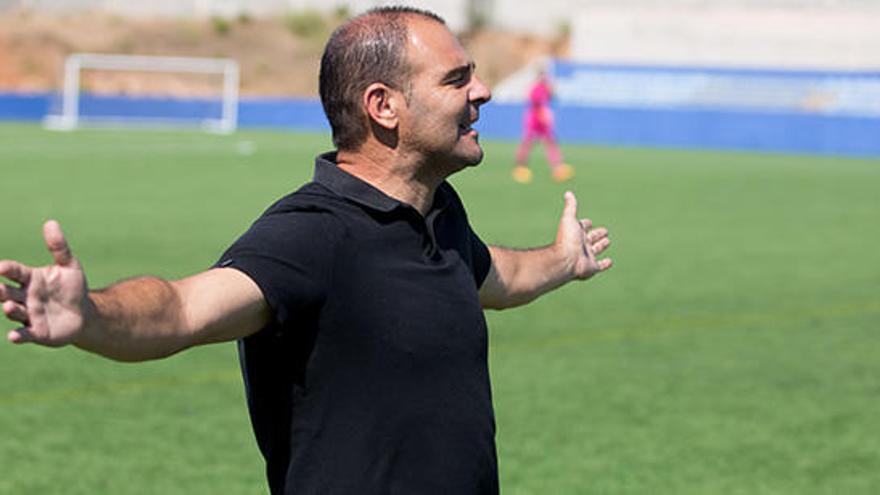 El técnico de la UD Ibiza, Antonio Méndez, en su debut.