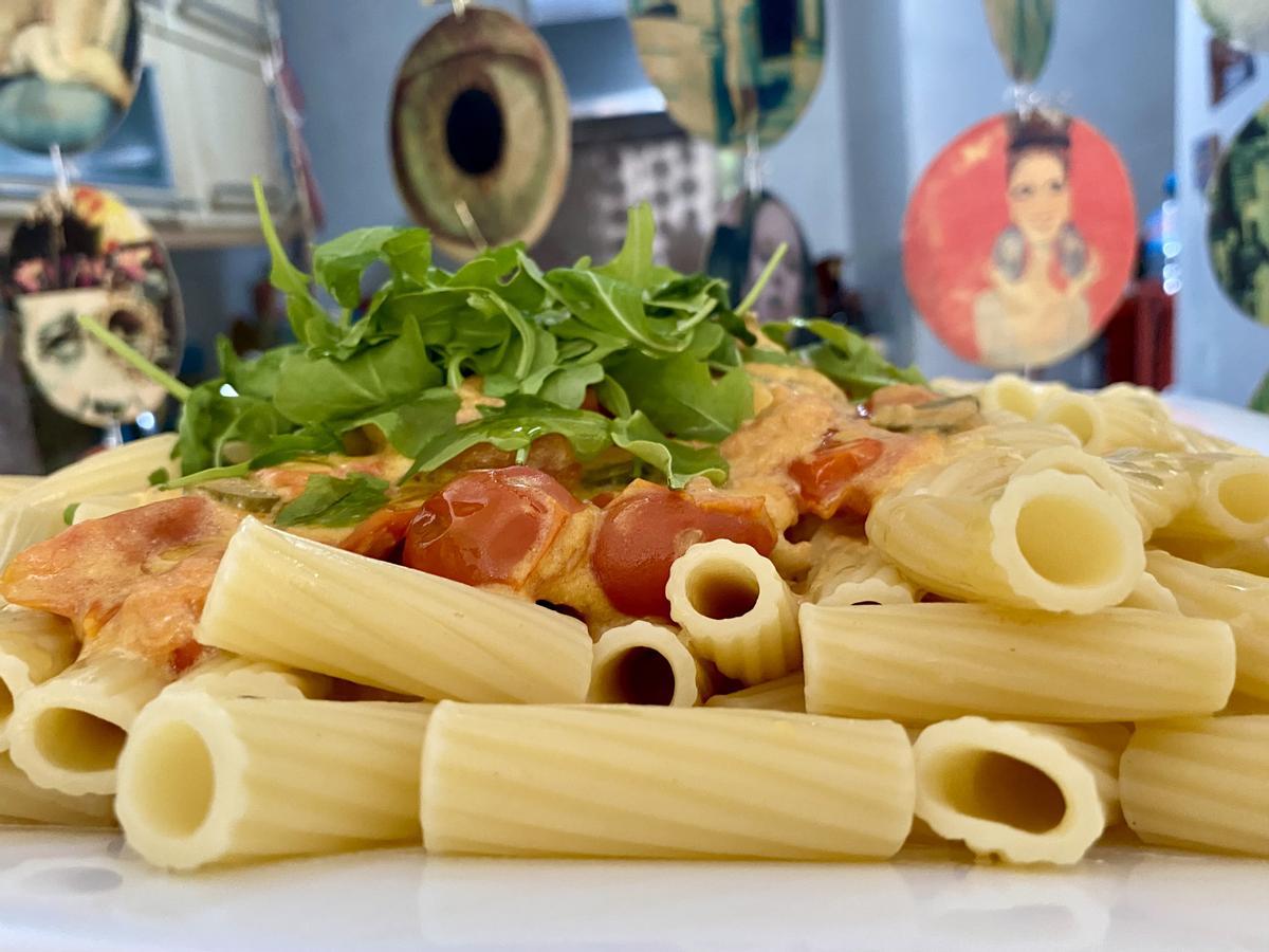 Pasta rápida con tomate cherry y rúcula