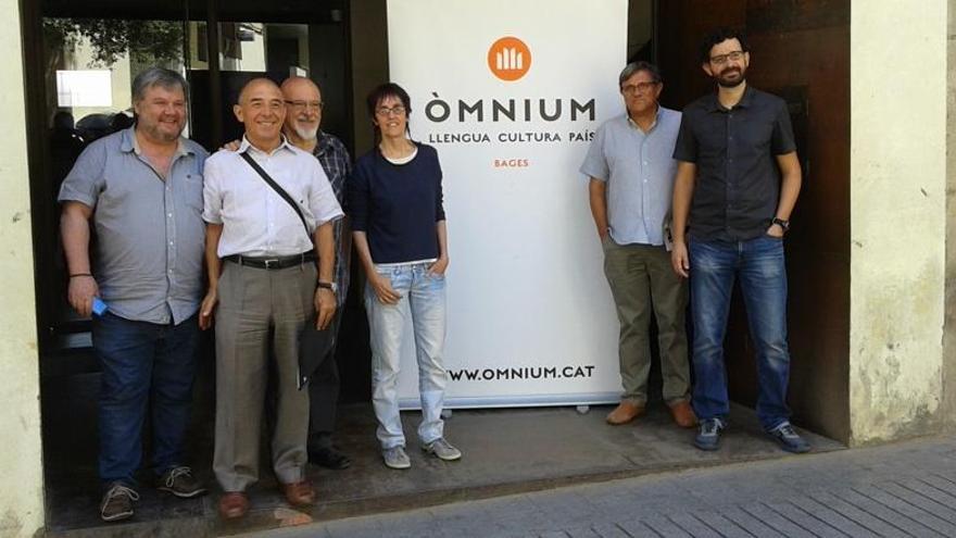 Cisa, Matamala, Huguet, Torra, Puig i Corrons, davant la nova seu d&#039;Òmnium