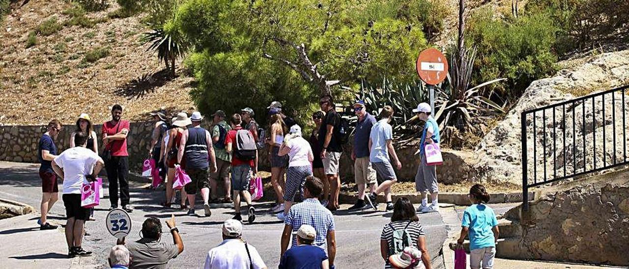 Una de las visitas guiadas por el castillo-fortaleza de Petrer. |