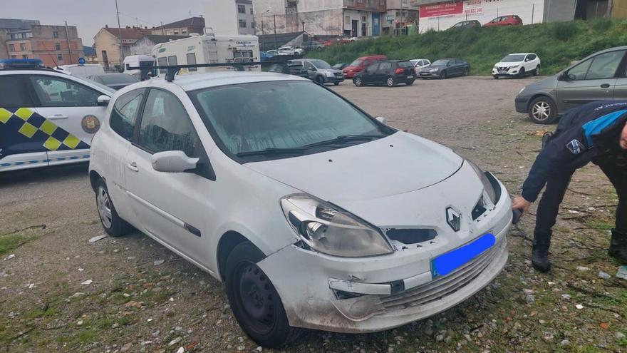 El vehículo en el aparcamiento municipal gestionado por el Concello de Poio. |  FdV