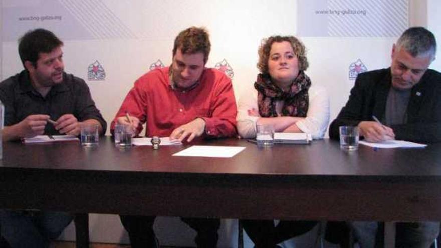 Estefanía Busto, ayer, acompañada de Bieito Lobeira (dcha.), Henrique del Río y Paulo Carballada (izda.). / l. o.