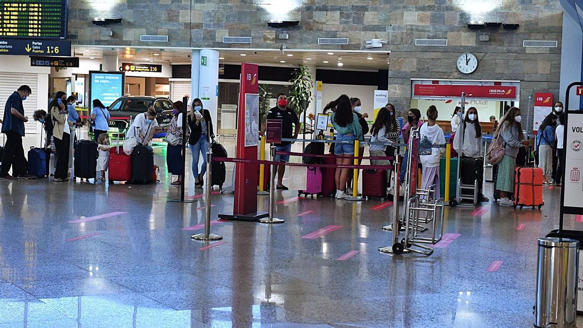 Pasajeros en la terminal de Alvedro el pasado mes de agosto. |   // VÍCTOR ECHAVE