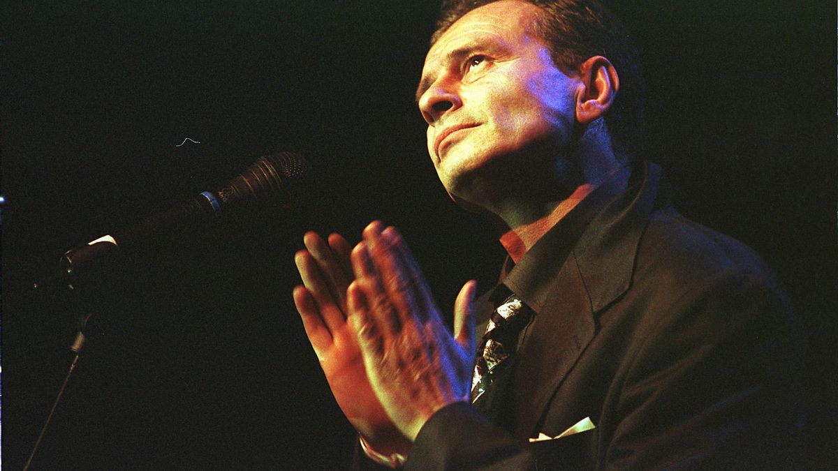 Pino D'Angiò durante una actuación en Barcelona en 1999.