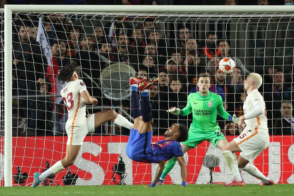 Iñaki Peña defiende la portería del Galatasaray contra el Barcelona