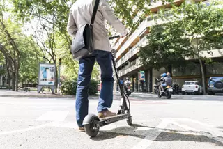 Un incendio causado por un patinete eléctrico se salda en L'Hospitalet con tres heridos leves