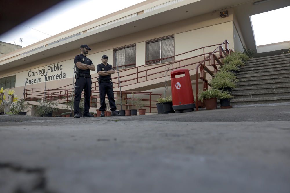 El colegio Anselm Turmeda de Palma, tomado por la Policía