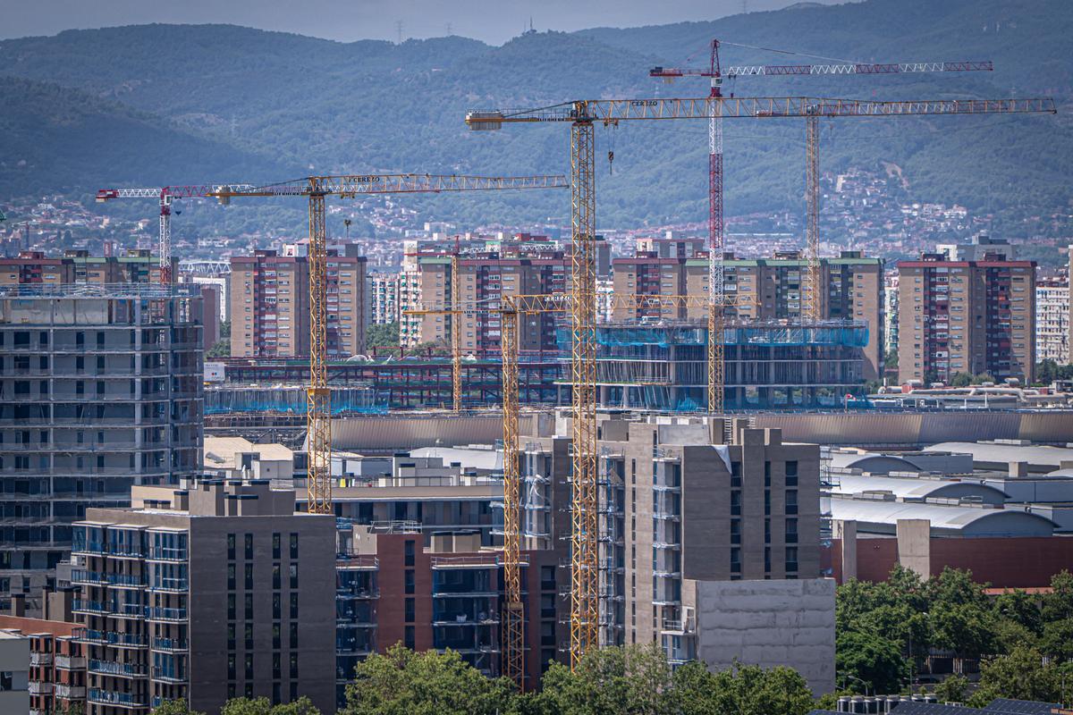 Panorámica de viviendas en construcción en la ciudad de Barcelona. Foto archivo