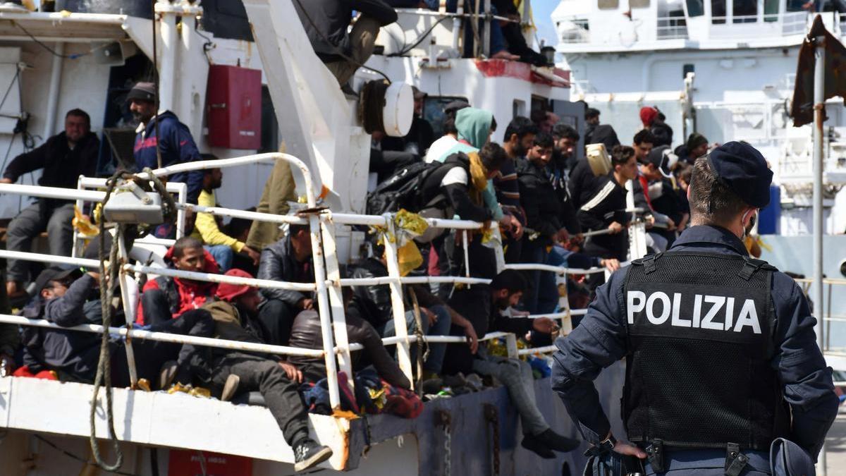 Un grupo de migrantes rescatados en el Mediterráneo llega al puerto de Catania, en Sicilia, este miércoles.