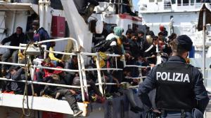 Un grupo de migrantes rescatados en el Mediterráneo llega al puerto de Catania, en Sicilia.