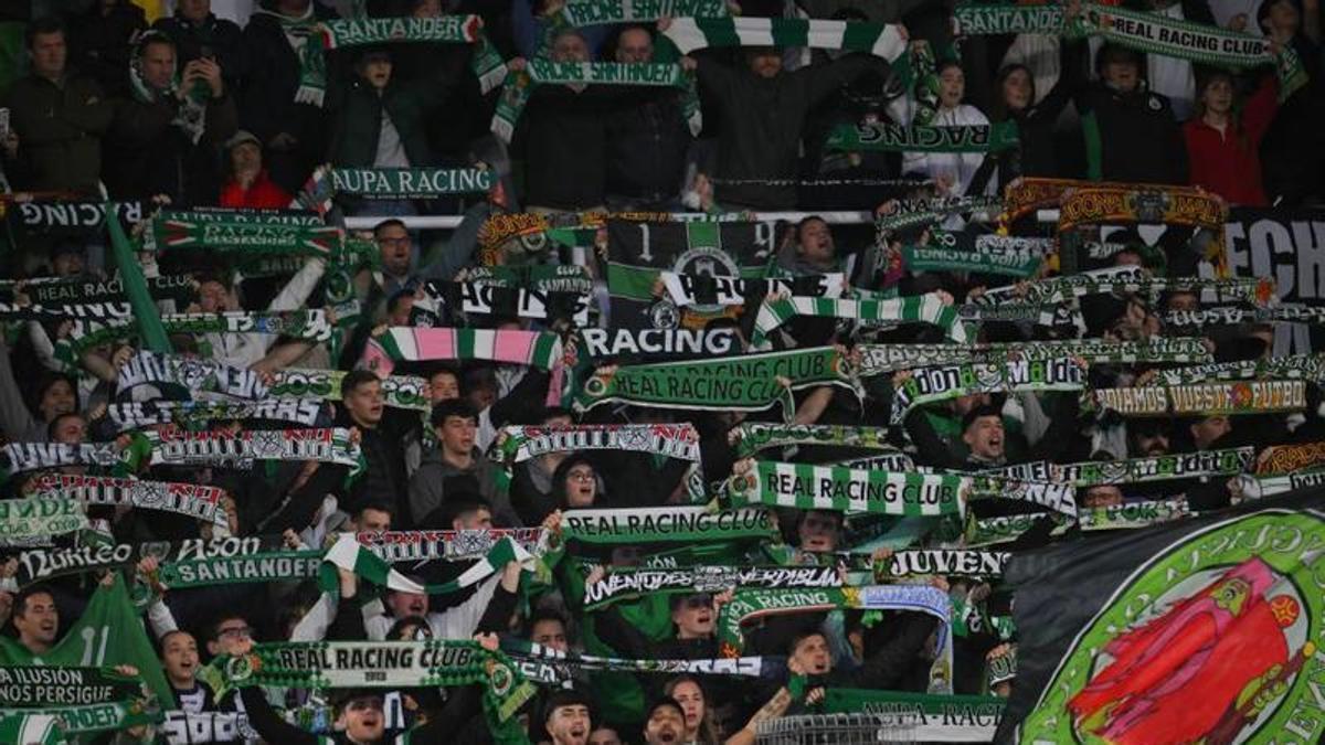 Aficionados del Racing de Santander en El Sardinero, el domingo.
