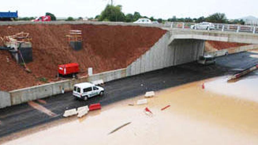 Los problemas del drenaje de la autovía del aeropuerto causan inundaciones cuando llueve.