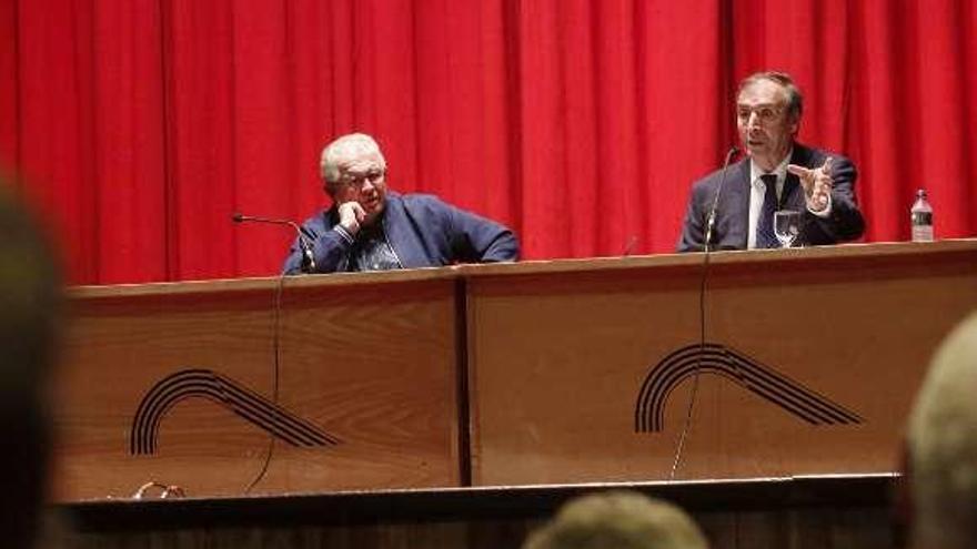 El moderador, Armando Arias, y Juan José Laborda, ayer, en la Casa de Cultura.