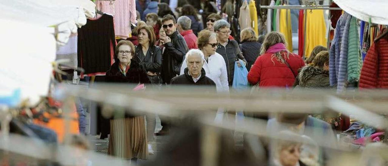 Flojo mercado en Lalín antes de los cambios de las dos próximas citas  |  A pesar del buen tiempo y de unas temperaturas impropias de esta época del año, Lalín celebró ayer un mercado quincenal más bien discreto en cuanto a afluencia de gente, tanto en el Campo da Feira Vello como en las calles aledañas. Eso sí, no faltaron quienes aprovecharon un día de cobro de muchos pensionistas para realizar compras en el comercio local o comer el pulpo en los distintos puestos y restaurantes. Cabe recordar que, debido a la celebración de la Feira do Cocido, el próximo día 16 se instalará una carpa de grandes dimensiones en el Campo da Feira Vello. Así, en las citas feriales del 18 de febrero y del 3 de marzo los puestos se trasladarán a la urbanización de O Regueiriño, sobre todo a la calle Habana y la prolongación de Molinera.