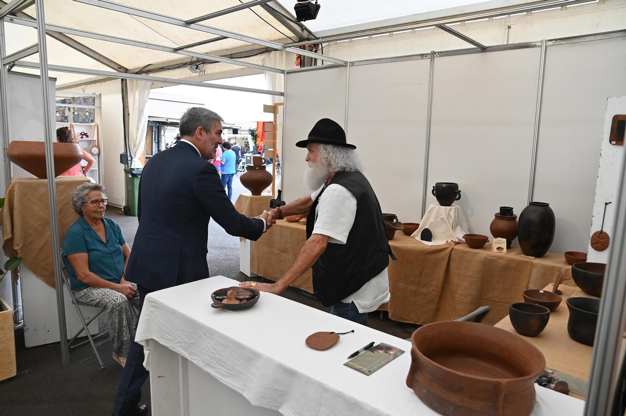 Fernando Clavijo visita la Feria de Artesanía de Lanzarote
