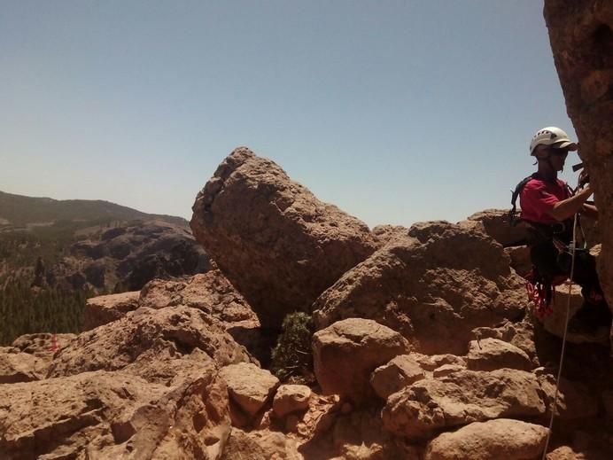 El Cabildo limpia las pintadas del Roque Nublo y El Fraile