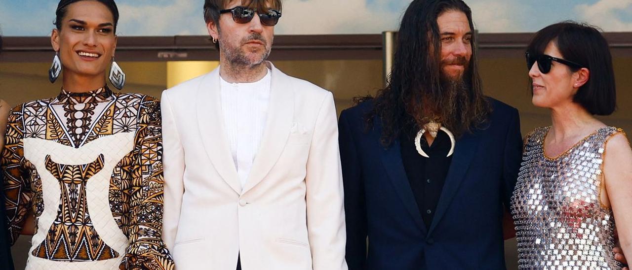 Albert Serra, de blanco, con actores de ’Pacification’, en Cannes