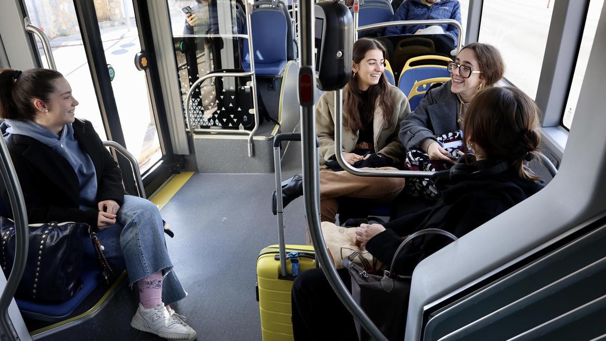Pasajeros a bordo del tranvibús durante el primer día de la puesta en marcha del nuevo servicio en Murcia.