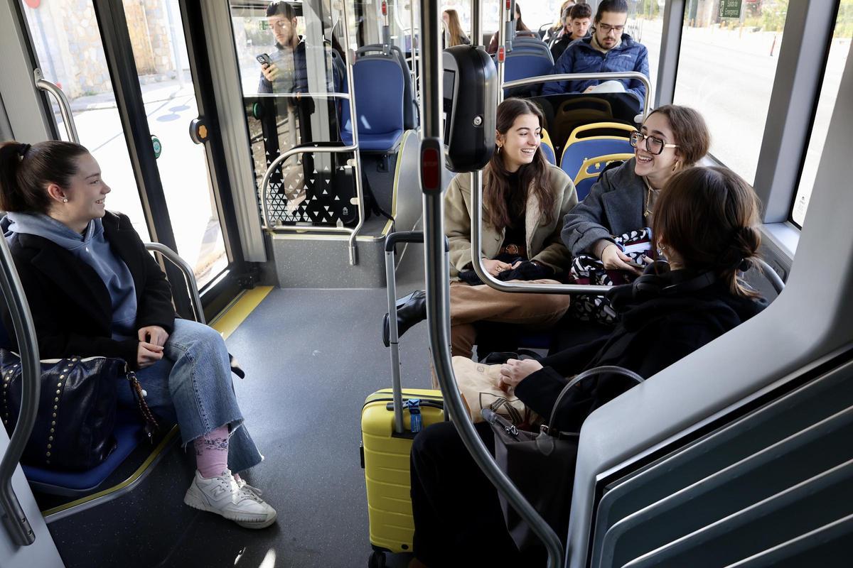 Pasajeros a bordo del tranvibús en dirección a El Palmar.