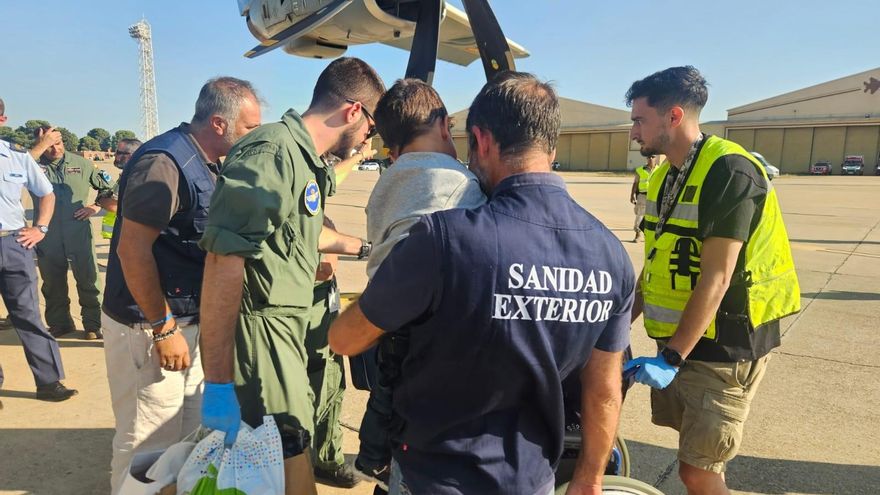 Aterriza en Zaragoza un avión medicalizado con 13 niños gazatíes enfermos