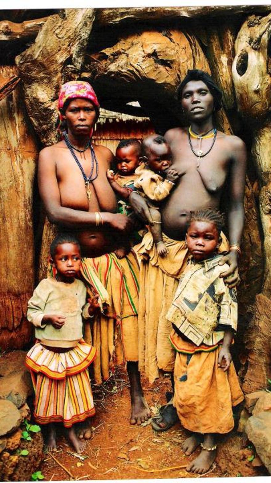 Tribus indigenas desnudas