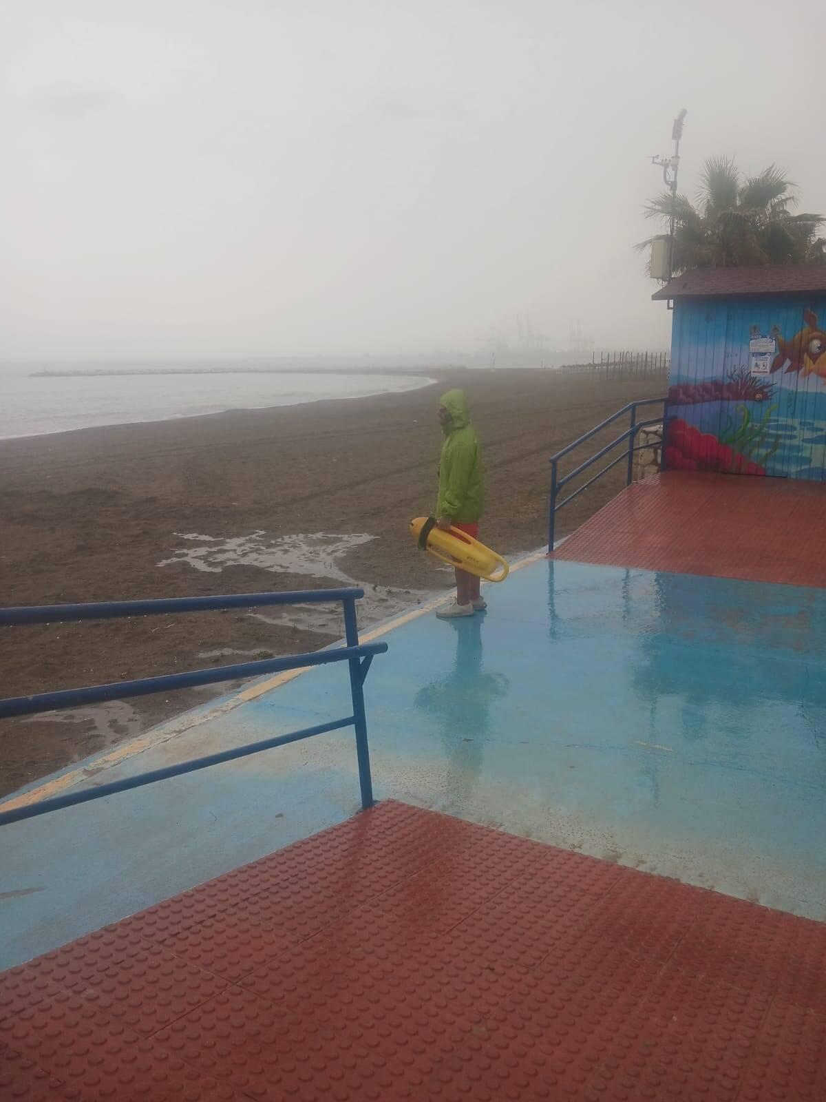Vigilancia sin un techo en plena lluvia, otras de las quejas.