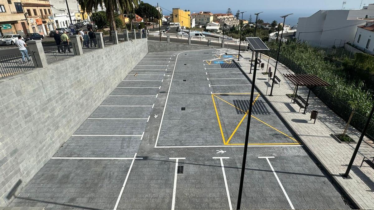 Vista el aparcamiento recién inaugurado en la entrada al casco de Firgas.